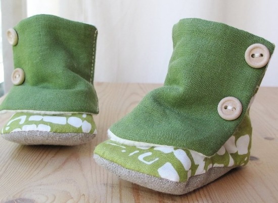Düğmeli yeşil bebek botu modeli