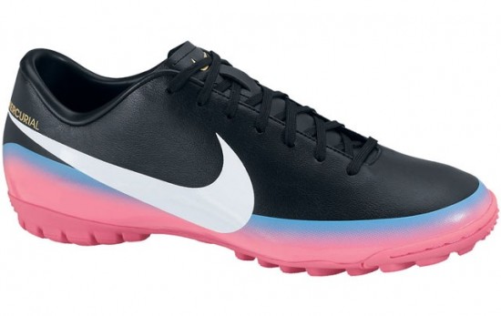 Halı saha için siyah deri pembe mavi tabanlı Nike erkek spor ayakkabı modeli
