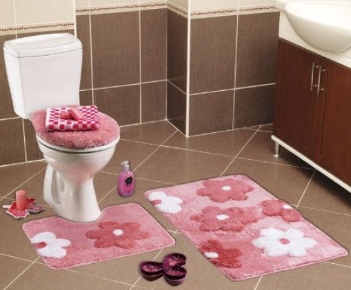 Kabartmalı çiçekli pembe banyo paspas takımı modeli