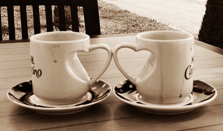Kalp kulplu çift kahve fincanı