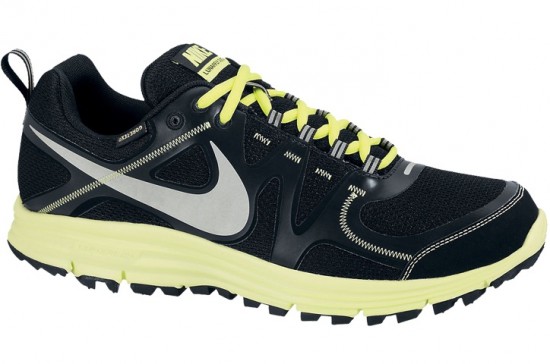 Koşu için su geçirmez sarı siyah Nike erkek spor ayakkabı modeli