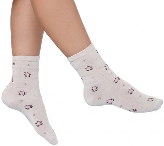 Pembe çiçekli beyaz Penti kalın soket çorap modeli