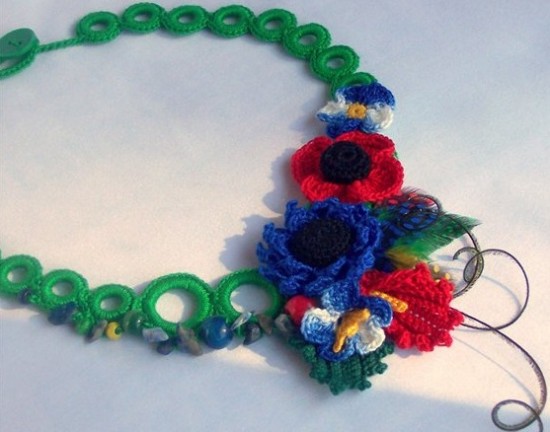 Yeşil halkalı mavi kırmızı çiçekli el örgüsü kolye modeli