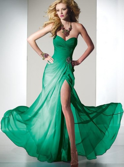 Yeşil straplez derin yırtmaçlı abiye elbise modeli