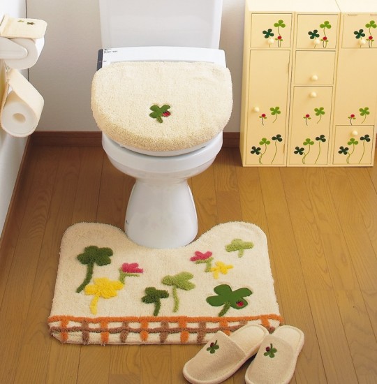 Çiçekli krem rengi banyo paspas takımı modeli