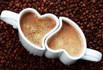 İç içe kalp şeklinde kahve fincanları