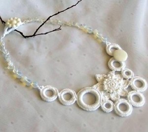 Beyaz halkalı ve boncuklu el örgüsü kolye modeli