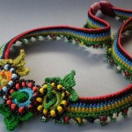 Boncuklu yeşil sarı mavi kırmızı el örgüsü kolye modeli