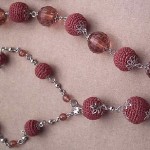 Bordo örgü toplu metal süslemeli el örgüsü kolye modeli