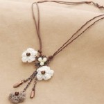 Bronz zincirli beyaz ve kahverengi çiçek motifli el örgüsü kolye modeli