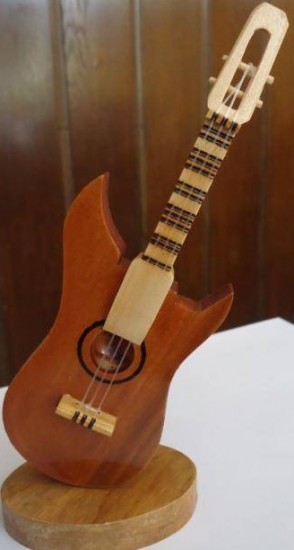 Gitar ahşap süs eşyası modeli