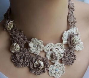 Kahverengi krem çiçekli kurdeleli el örgüsü kolye modeli