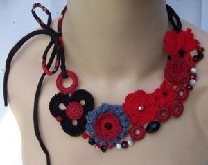 Kırmızı siyah el örgüsü kolye modeli