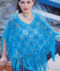 Mavi püsküllü tığ işi bayan panço modeli