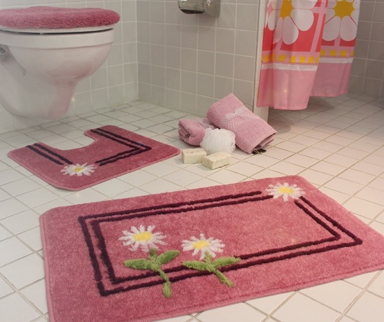 Papatya desenli pembe banyo paspas takımı modeli