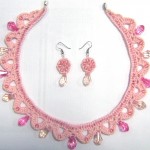 Pembe kristal boncuklu el örgüsü kolye modeli