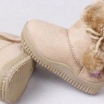 Ponponlu bej rengi bebek botu modeli