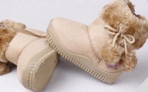 Ponponlu bej rengi bebek botu modeli