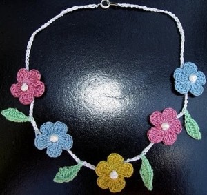 Renkli çiçekli yapraklı el örgüsü kolye modeli