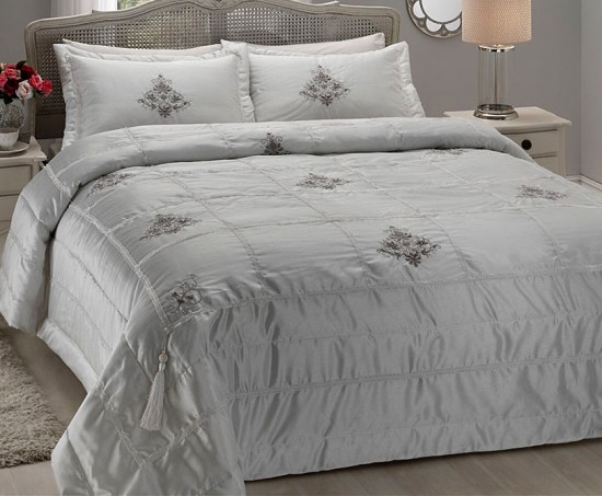 Taç Riva çiçekli beyaz çift kişilik yatak örtüsü modeli