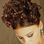 Tepede lüleli topuz saç modeli