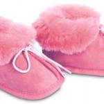 Tüylü bağcıklı pembe bebek botu modeli