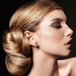 Yandan burgu dolamalı topuz saç modeli