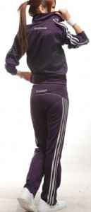 Yanlardan şeritli mor Adidas bayan eşofman takımı modeli