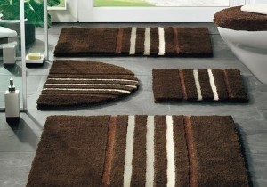 Çizgili kahverengi banyo paspas takımı modeli