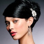 Önü yandan ayrılmış topuz saç modeli