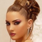 İnce bantlarla şekillenmiş kabarık topuz saç modeli