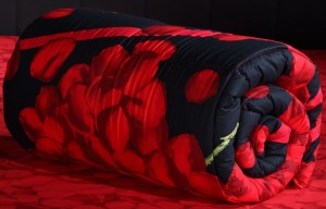 İstikbal Dreamland Magic Love kırmızı siyah yorgan modeli